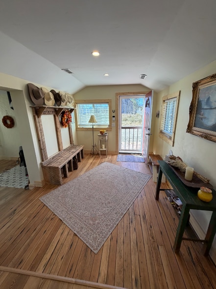 Building Photo - 613 Main St