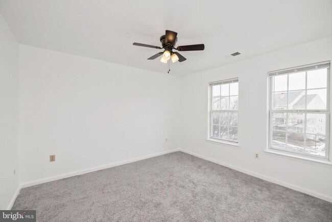 Building Photo - 1025 Gardenview Loop