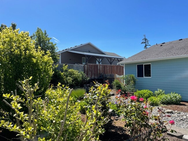 Building Photo - Lovely Single Level Home in Oak Harbor and...