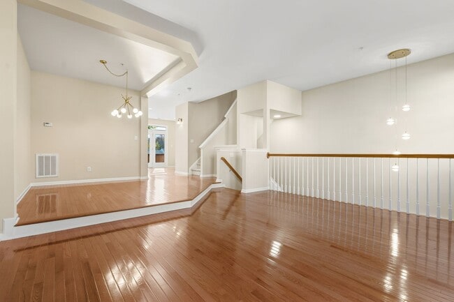 Building Photo - Bright and Spacious 3-Bed Home Near Homest...