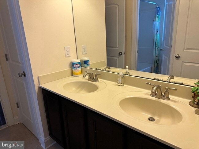 Building Photo - 605 Sunflower Cir