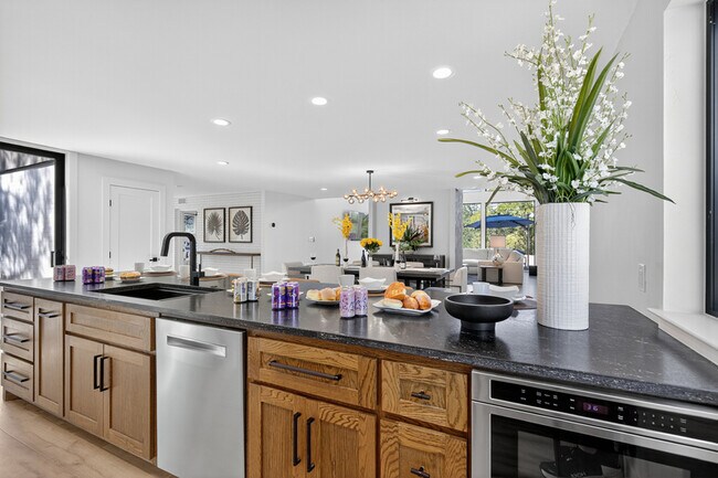 Building Photo - 820 Broken Arrow