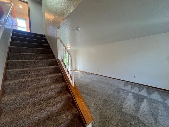 Building Photo - 5612 Seahurst Ave
