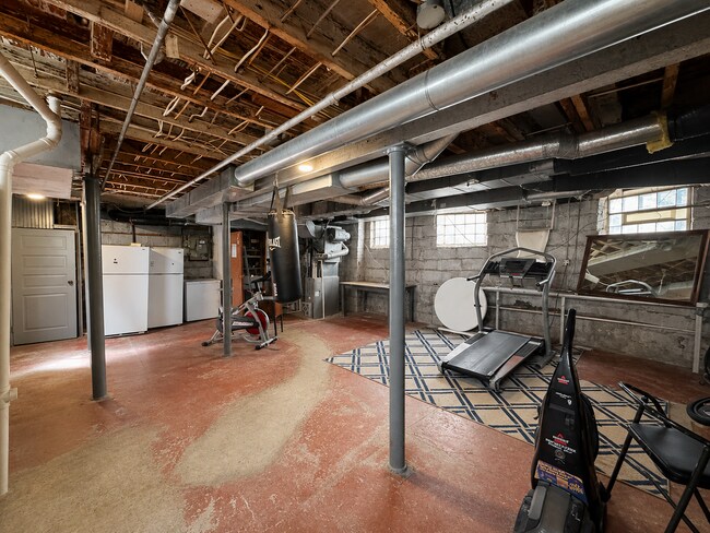 Building Photo - 6 Bed/2 Bath Mins. from UC Campus $600/pp ($3,600/mo)!