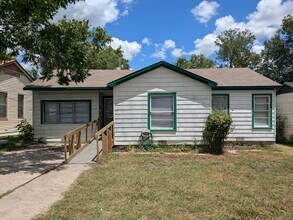 Building Photo - 3 Bed 1 Bath with fenced yard, laundry roo...