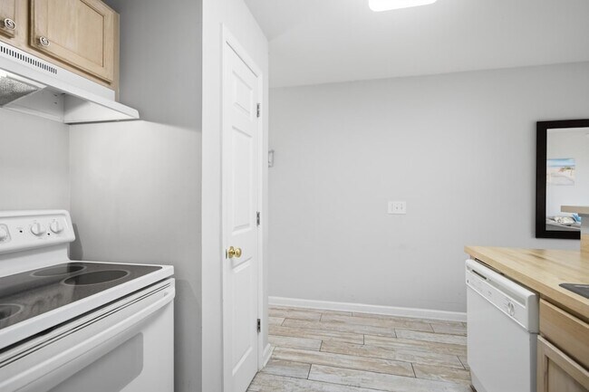 Building Photo - 2262 Folly Rd