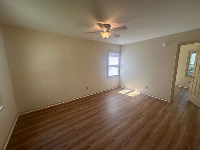 Building Photo - 928 Bonham Ave