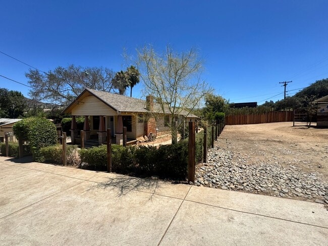 Building Photo - 3BD/2BA HOME off Old Hwy 80, Ample Parking...