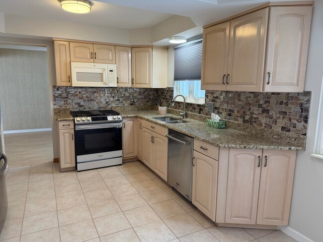 Building Photo - 3550 Kings Point Dr