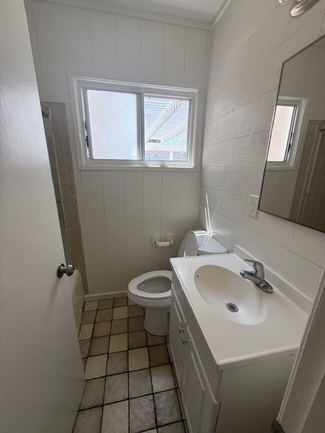 Building Photo - REDONE CUTE 2BED/1BATH HOUSE W/ REFURBISHE...
