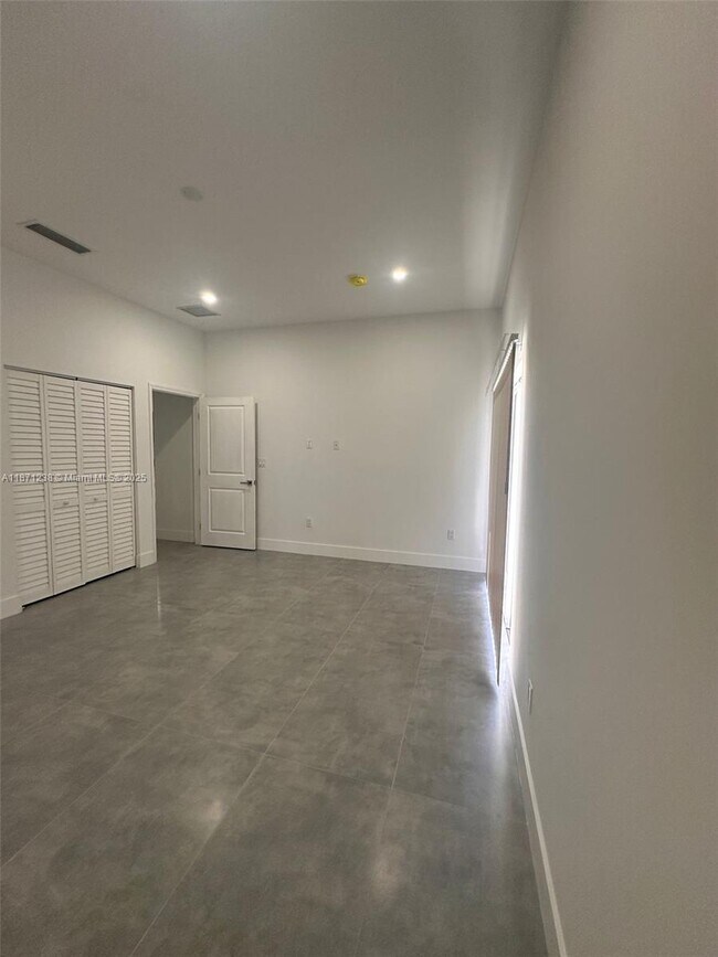 Building Photo - 2423 NW 23rd Ln