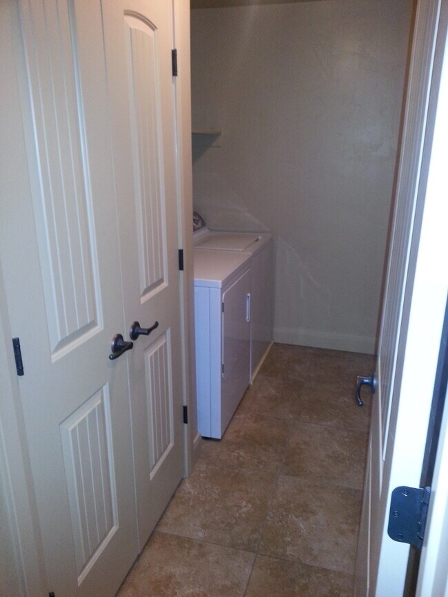 Building Photo - Townhome with Pool and Playground!