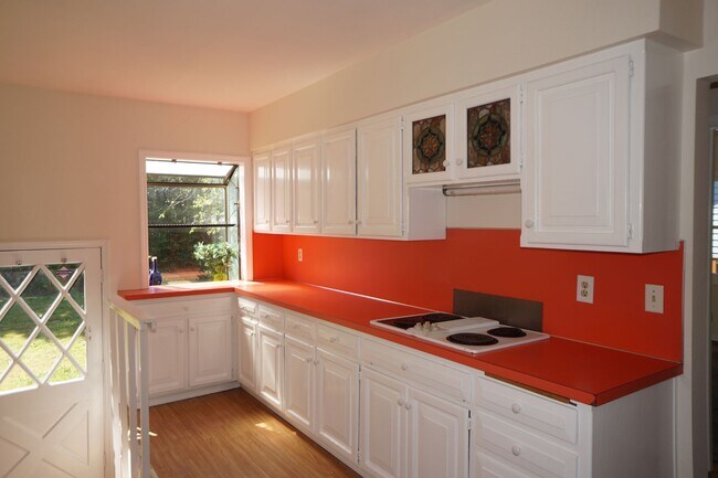Building Photo - NE Portland 3 bedroom Rose City Park