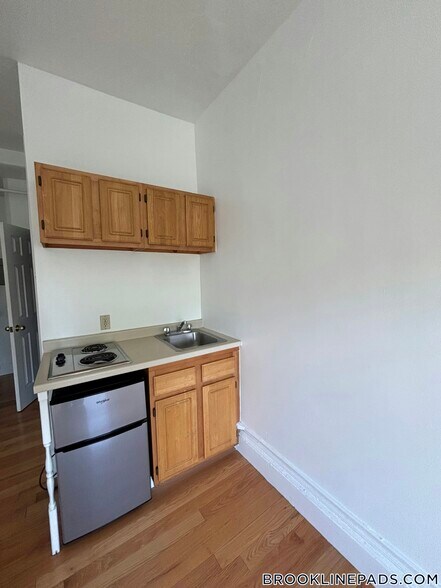 Building Photo - 1077 Beacon St