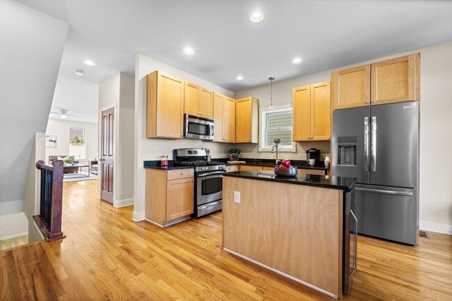 Building Photo - 975 N 6th St