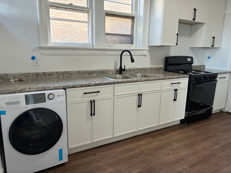 Building Photo - 7712 S Jeffery Blvd