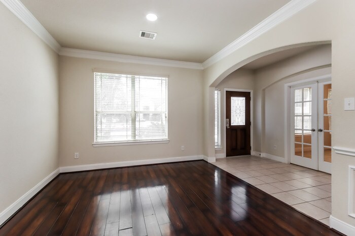 Building Photo - 26049 Kingshill Dr