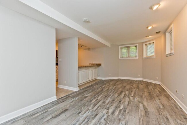 Building Photo - 2 bedroom in Chicago IL 60640
