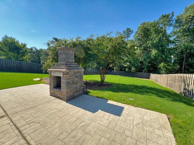 Building Photo - Estate STYLE home with pool and basement i...