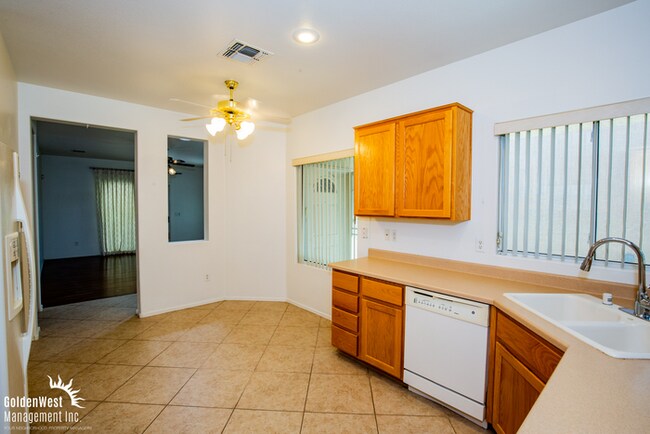 Building Photo - Charming 2Bdm 2Ba Home Located in the Desi...