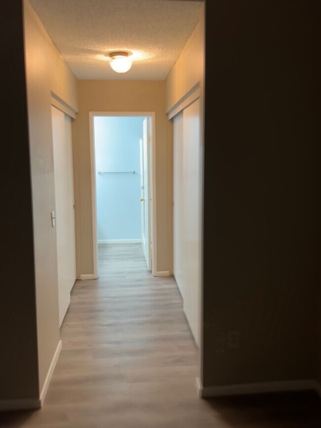 Building Photo - Spacious 2 bedroom condo with garage