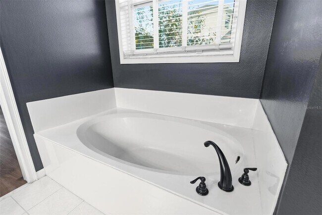 Building Photo - 7 Deerwood St