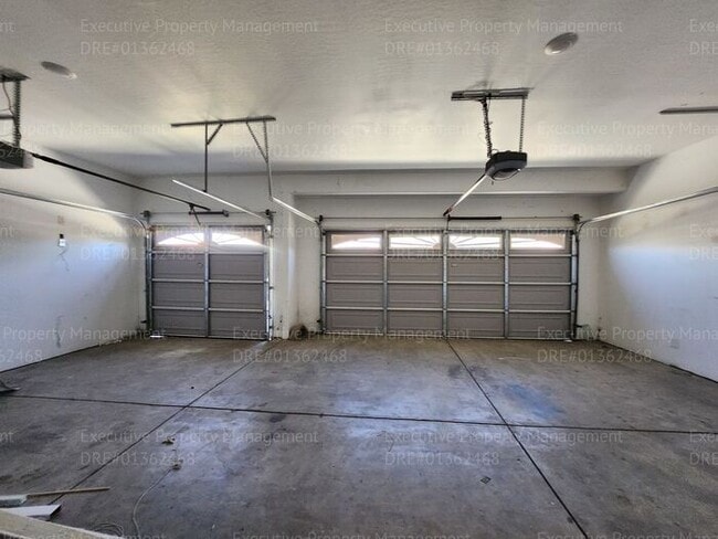 Building Photo - 4 bedroom 3 FULL bath/ 3 CAR Garage.. 2418...