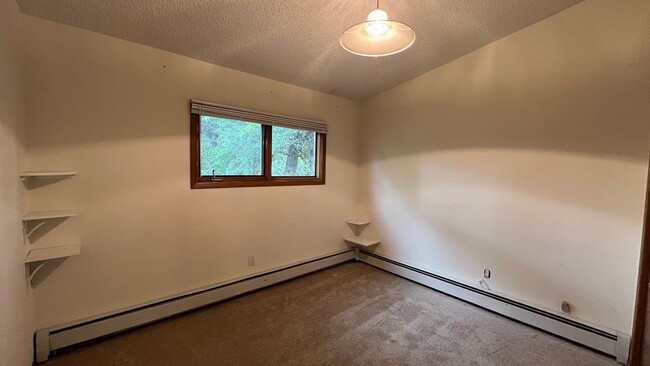 Building Photo - Spacious (3) Bed, (1) Bath East Side Duple...