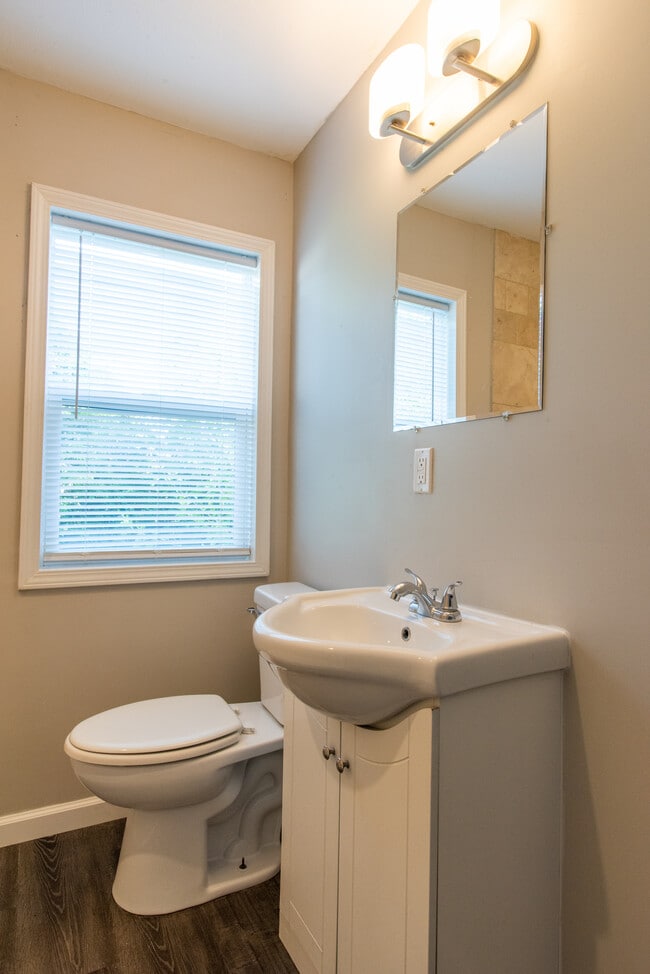 Building Photo - 1353 Bissell St