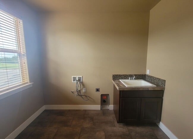 Building Photo - Richland Home with Stunning Views, Comfort...