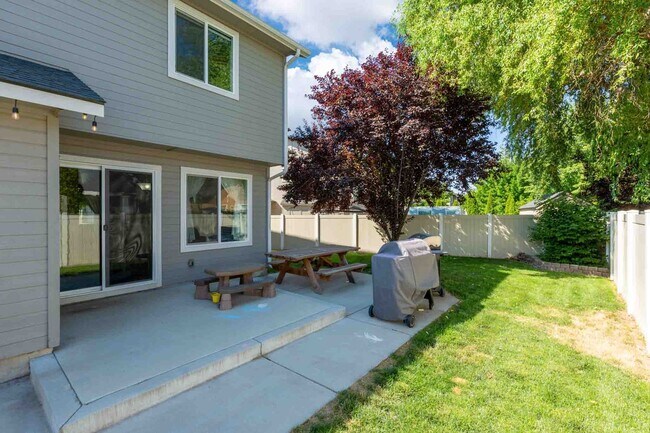 Building Photo - Beautiful 6 bed 2.5 bath home located in t...