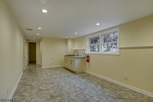 Building Photo - 40 Elm St