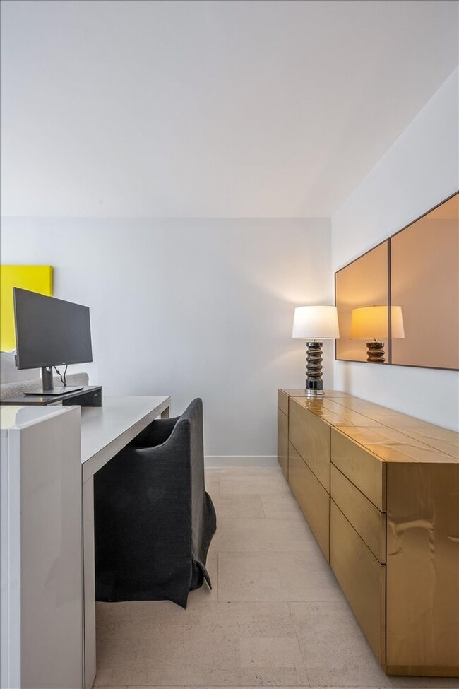 Building Photo - 360 E Randolph St