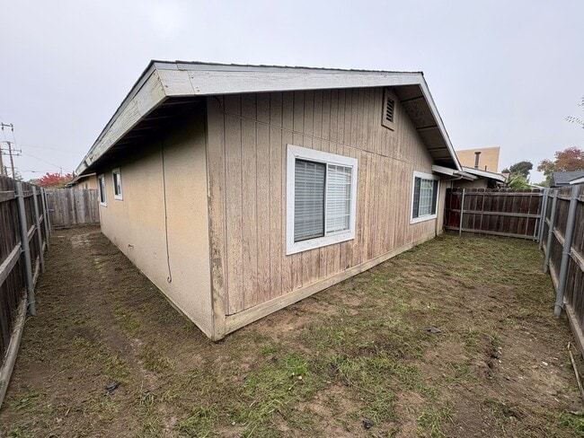 Building Photo - SE Tulare Home Near Shopping Center Rent Ready!