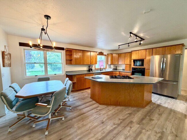 Building Photo - 35920 Dawn Dr