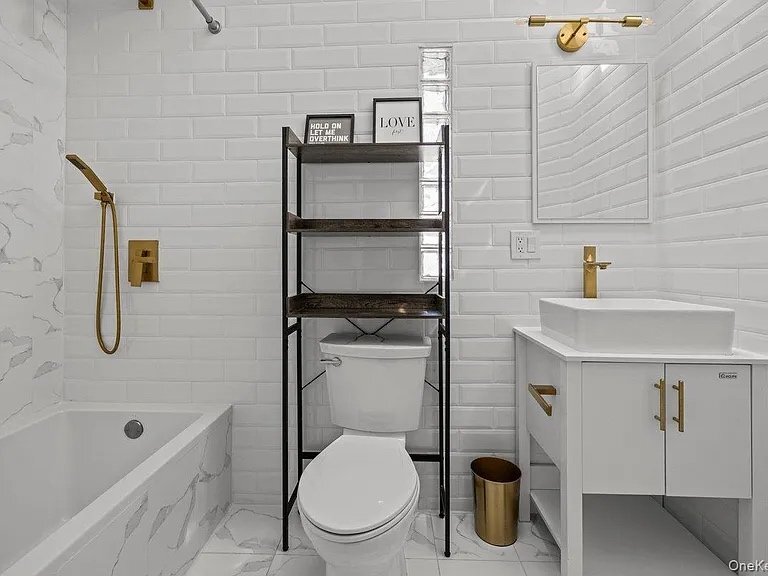 Building Photo - 916 Clarence Ave