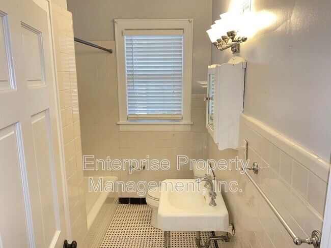 Building Photo - 451 S Reese St