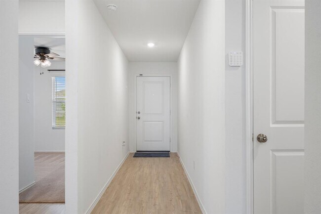 Building Photo - 412 Heritage Grvs Rd