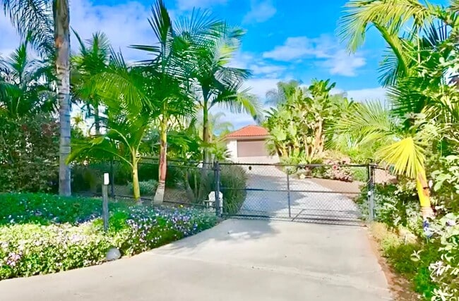 Building Photo - Amazing Location & Sprawling Country Livin...