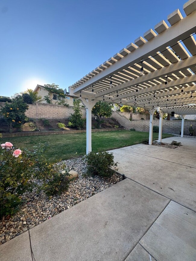 Building Photo - Charming Cul de Sac Home with Spacious Yard and Renovated Interior