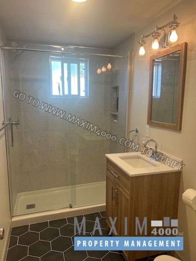 Building Photo - 323 N Mulberry St