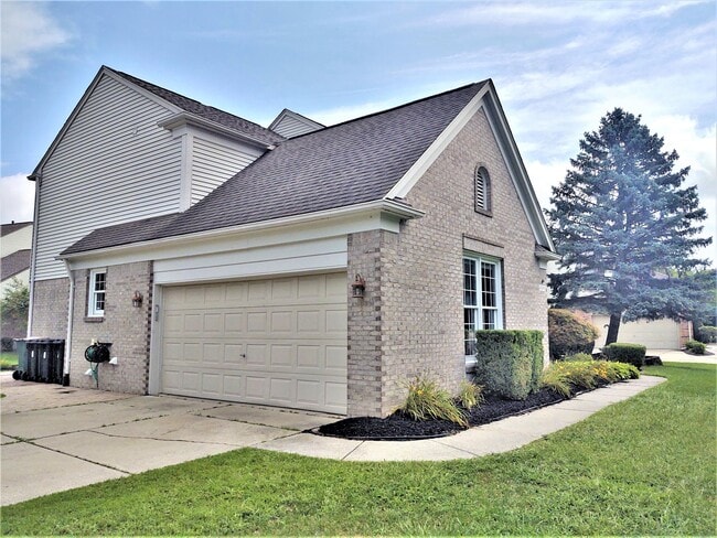 Building Photo - 47498 Fox Run Dr