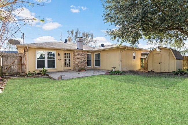 Building Photo - 6760 Gladys Ave