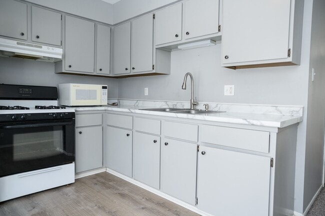 Building Photo - 2 bed 1 bath Duplex in Portage