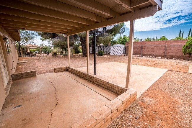 Building Photo - Spacious 3 Bedroom, 2 Bath Home with Updat...