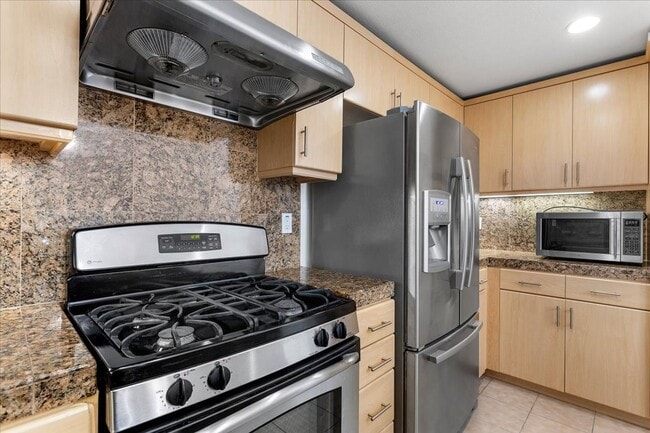Building Photo - 2857 Regatta Dr