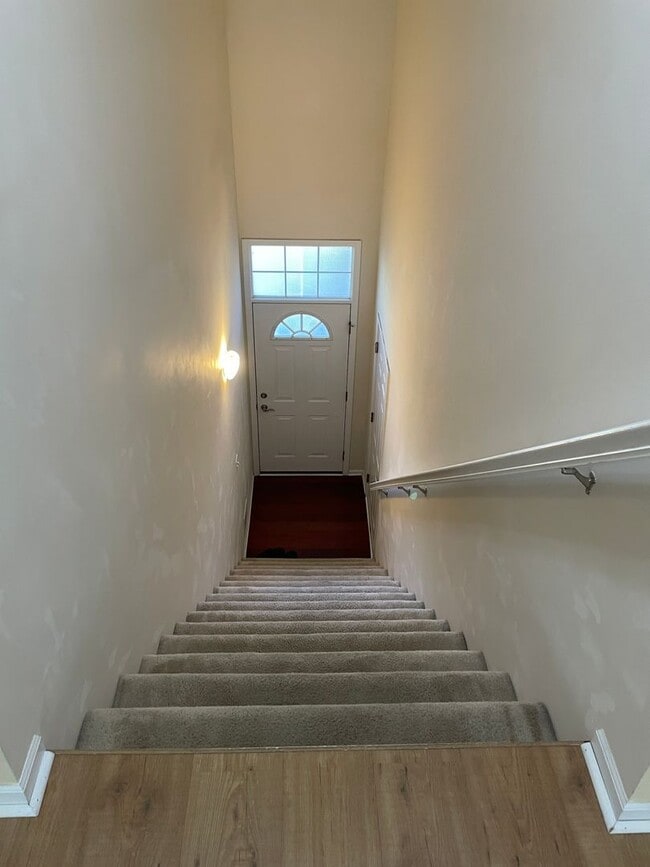 Building Photo - Beautiful 2 bed 2 bath upper Utica 1710 sq...