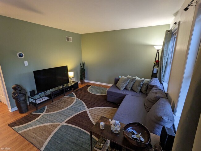 Building Photo - 3 br, 1.5 bath Townhome - 767 Knoll Drive