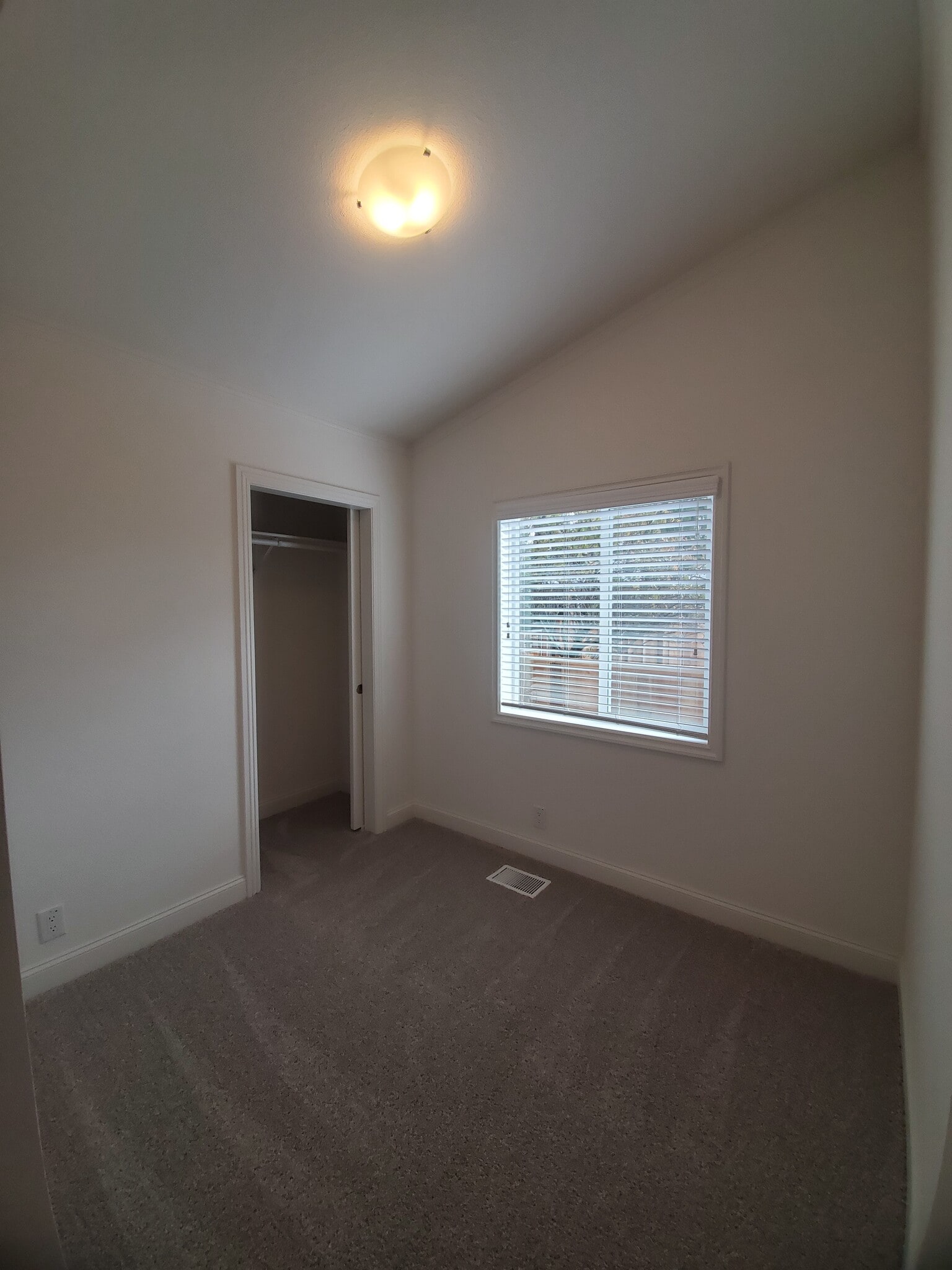 Building Photo - 25918 Meadowmist Dr