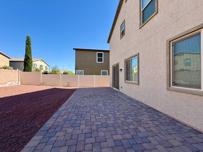 Building Photo - Beautiful 2260sqft 3bed 2.5bath with tile downstairs, carpet in Den & Living Room